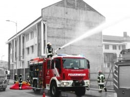 Unidad BX-5 lanzando agua frente a un edificio