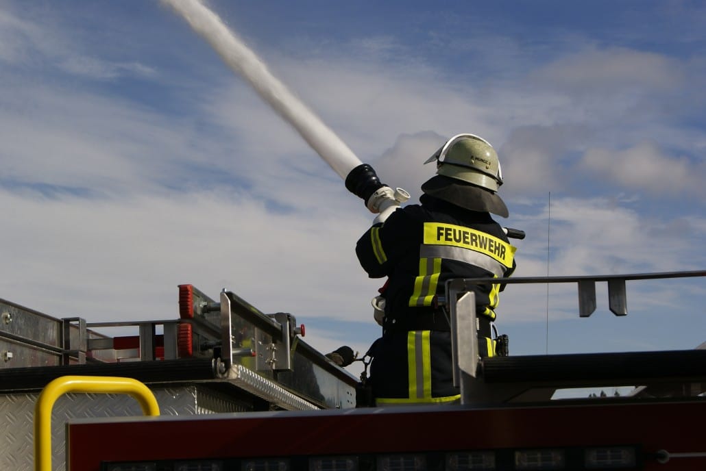 Voluntario operando el pitón sobre el techo de la unidad BX-5