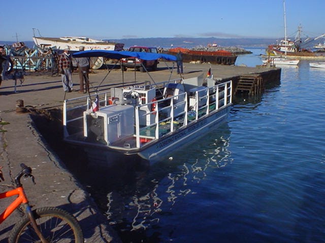 Embarcación Harbor 28 amarrada en el muelle