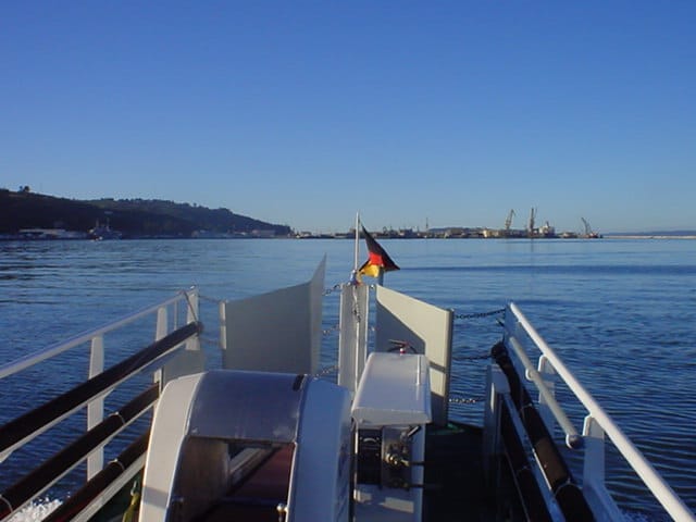Cubierta de la embarcación Harbor 28 navegando en la bahía