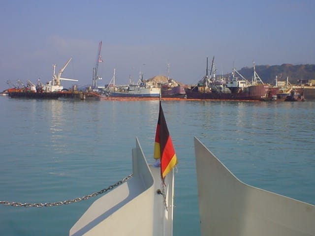 Vista desde la proa de la Harbor 28, con bandera alemana, navegando en la bahía de Talcahuano