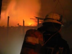 Voluntario de espaldas frente a un incendio