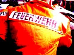 Espalda de una chaqueta de bombero con la palabra Feuerwehr