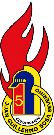 Insignia de la Brigada Juvenil: una llama roja tras un casco azul con el número 5, dentro de un anillo amarillo con la leyenda «Comandante Juan Guillermo Sosa Severino»