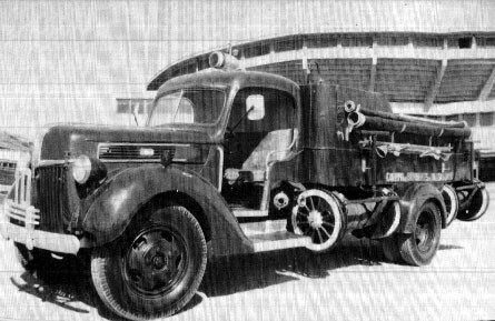 Carro Ford Bomba Champion en una fotografía histórica en blanco y negro