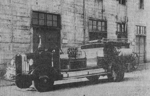 Carro Hansa Lloyd Bomba Flanders estacionado frente al cuartel