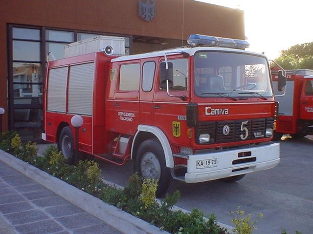 Carro Renault Camiva S-170 estacionado fuera del cuartel