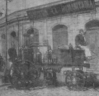 Bomba Usines Beduwé frente al cuartel en una fotografía histórica