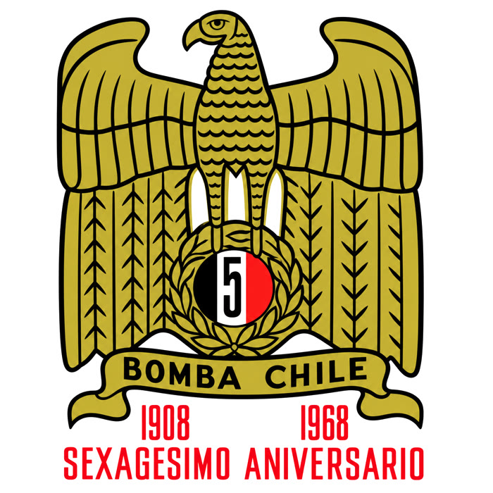 Emblema del sexagésimo aniversario de la Quinta: águila dorada con las alas abiertas, un círculo negro, blanco y rojo con el 5 rodeado de laureles, la cinta Bomba Chile y la leyenda 1908, 1968, Sexagésimo Aniversario