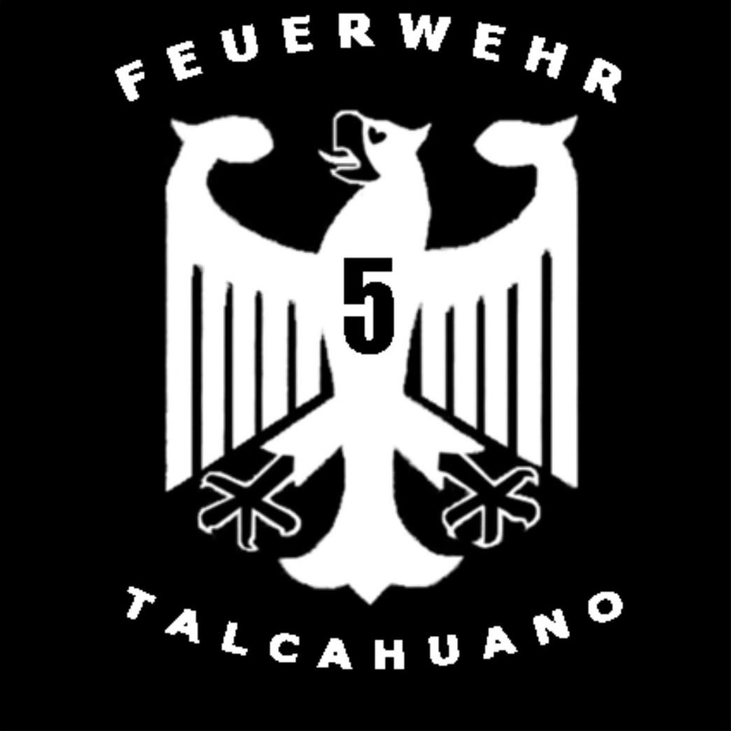 Logo de la Quinta en blanco sobre negro: águila con el 5 en el pecho, Feuerwehr arriba y Talcahuano abajo, en arco