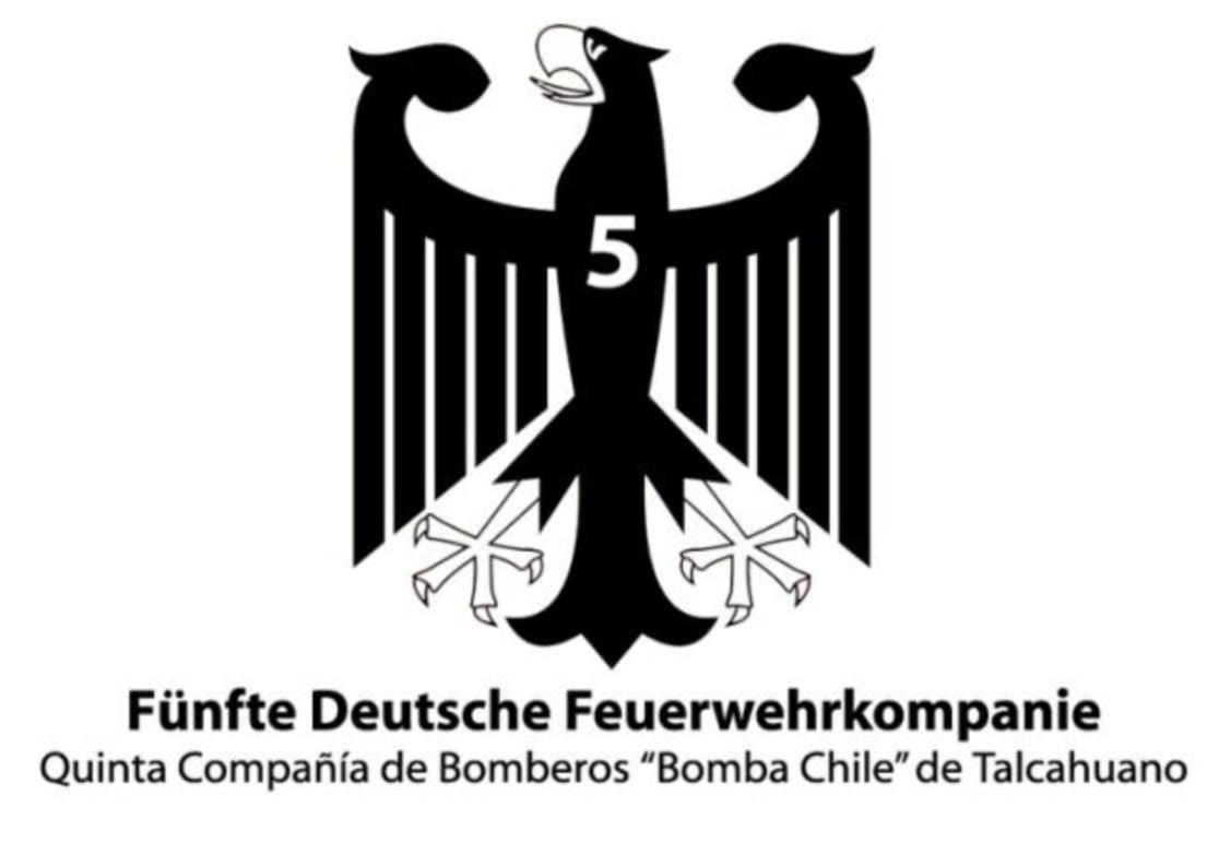 Logo de la Quinta: águila negra con el 5 en el pecho y la leyenda Fünfte Deutsche Feuerwehrkompanie, Quinta Compañía de Bomberos «Bomba Chile» de Talcahuano