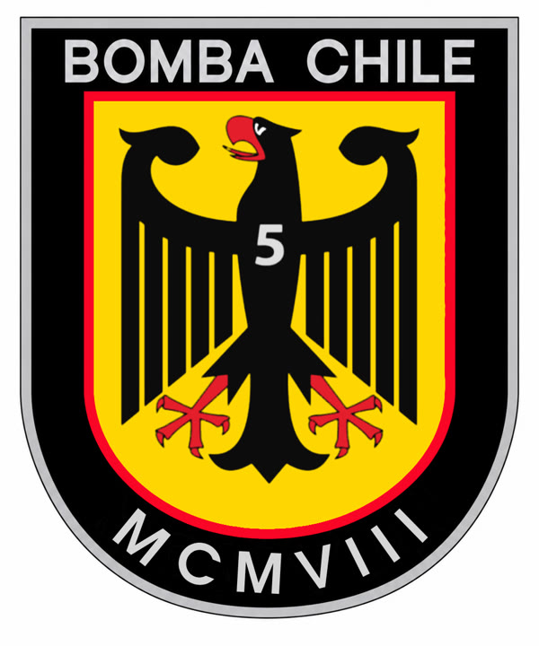 Parche del centenario de la Quinta: escudo negro con borde plateado, Bomba Chile arriba, el águila negra con el 5 sobre fondo amarillo con filete rojo y MCMVIII abajo